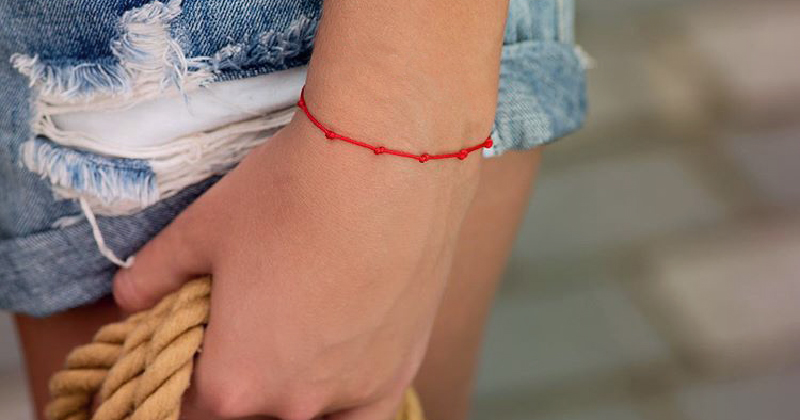 Красная нить на запястье: как правильно носить талисман на руке